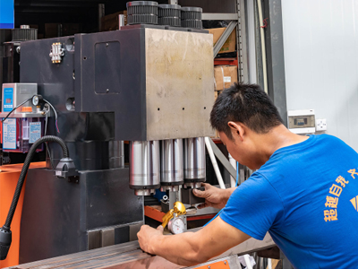 Дали е комплицирана за работа машината за правење славини со Cnc?